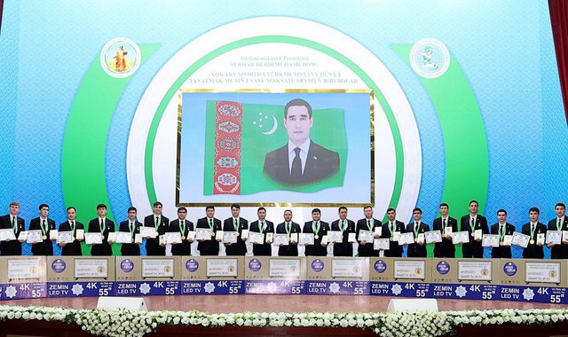 Президент Туркменистана присвоил почетные звания хоккеистам «Галкана»
