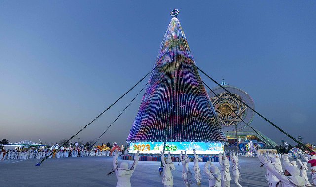 Главная елка в Ашхабаде названа самой высокой в СНГ