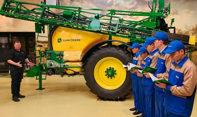 Студенты Туркменского сельхозуниверситета изучили технологии John Deere в Европе