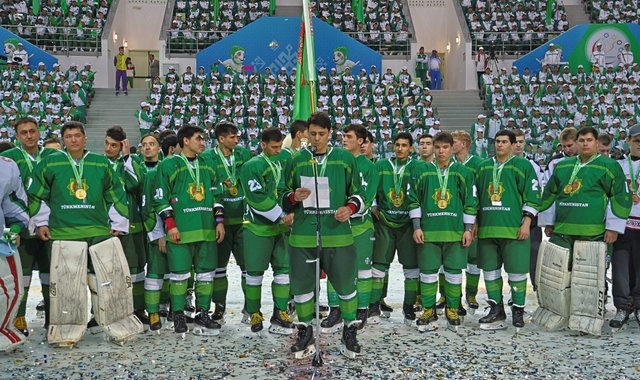 Президент Туркменистана принял поздравления от капитанов хоккейного турнира