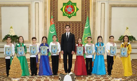 https://vestiabad.ru/news/6035/serdar-berdymuhamedov-prinyal-raport-o-trudovyh-pobedah-daihan-turkmenistana