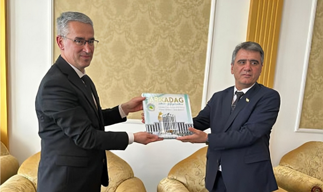 Посол Туркменистана встретился с директором Национальной библиотеки Таджикистана