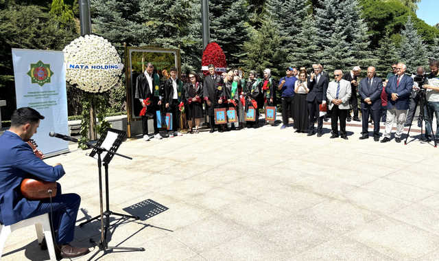Туркменское посольство в Анкаре провело церемонию возложения цветов к памятнику Махтумкули