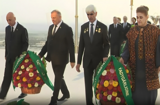 В Ашхабаде прошла церемония возложения цветов к памятнику Махтумкули