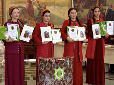 https://vestiabad.ru/news/155/v-turkmenystane-v-chest-8-marta-provely-konkurs-dlia-zhenschyn