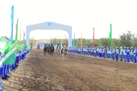 https://vestiabad.ru/news/594/v-turkmenystane-proshel-konn-i-marafon