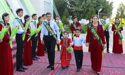 https://vestiabad.ru/news/880/dlia-shkolnykov-turkmenystana-prozvenel-poslednyi-zvonok