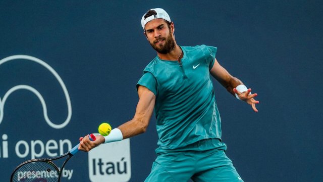 Хачанов обыграл третью ракетку мира Стефаноса Циципаса на Miami Open