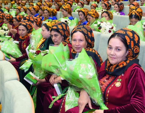 https://vestiabad.ru/news/144/285-mnohodetn-kh-materei-turkmenystana-poluchyly-zvanye-ne-miakhry